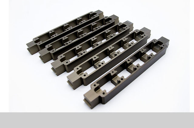 觸控一體廣告機(jī)廠家為什么一定要找個好的鋁合金邊框廠家來配合